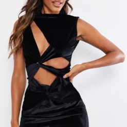 Robe Moulante En Velours Noir à Col Montant Et Découpes Multiples