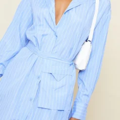 Robe Chemise Bleue Rayée Nouée à La Taille à Détail Poches -Jolie Vêtue Soldes Magasin eb80349f83dbd529e2d102706d75b4ba99247323 cnd1235 4
