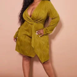 Plus Robe Plissée Vert Olive Croisée Sur Le Devant