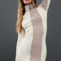 Robe En Maille Tricot Café Au Lait à Rayures Contrastantes Et Manches Longues