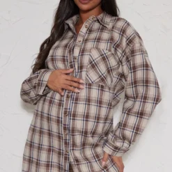 Maternité Robe Chemise De Grossesse Brossée Marron à Carreaux En Flannelle Oversize à Ourlet Incurvé