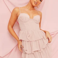 Robe Moulante En Mousseline De Soie Rose Plissée à Volants Et Détail Bonnets