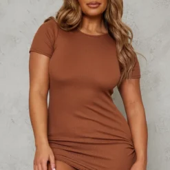 Logic Shape Robe Moulante Côtelée Marron Chocolat à Côtés Froncés Et Manches Courtes