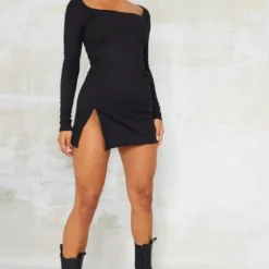 Robe Moulante Fendue Côtelée Noire à Col Carré Et Manches Longues