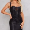 Robe Moulante Satinée Noire à Détail Corset Et Agrafes Et Oeillets