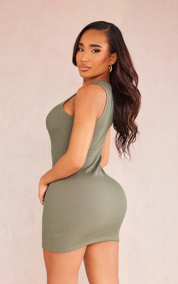 PRETTYLITTLETHING Shape Mini Robe Côtelée Vert Sauge à Dos Nageur 4 PRETTYLITTLETHING Shape Mini Robe Côtelée Vert Sauge à Dos Nageur – Image 2