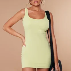 PRETTYLITTLETHING Petite Mini Robe Vert Sauge à Bretelles Et Slogan PLT Sport